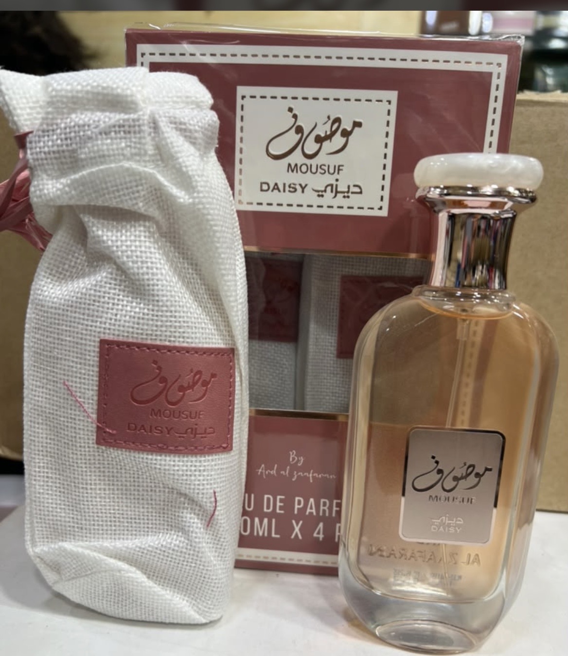 عطر ادوپرفیوم زنانه ارض الزعفران موصوف دیزی حجم ۱۰۰ میل